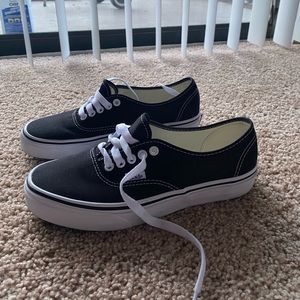 Brand new Vans Authentic size 7. Worn only once!